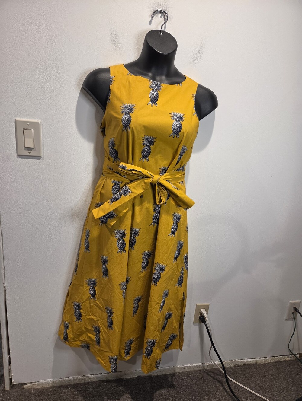 Ann Taylor Size L Golden Yellow Pineapple Print Dress Pockets. Small Flaw
